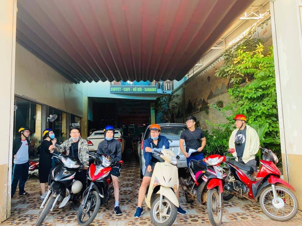 Khách nhận bàn giao trước khi sử dụng dịch vụ cho thuê xe máy tại Quy Nhơn