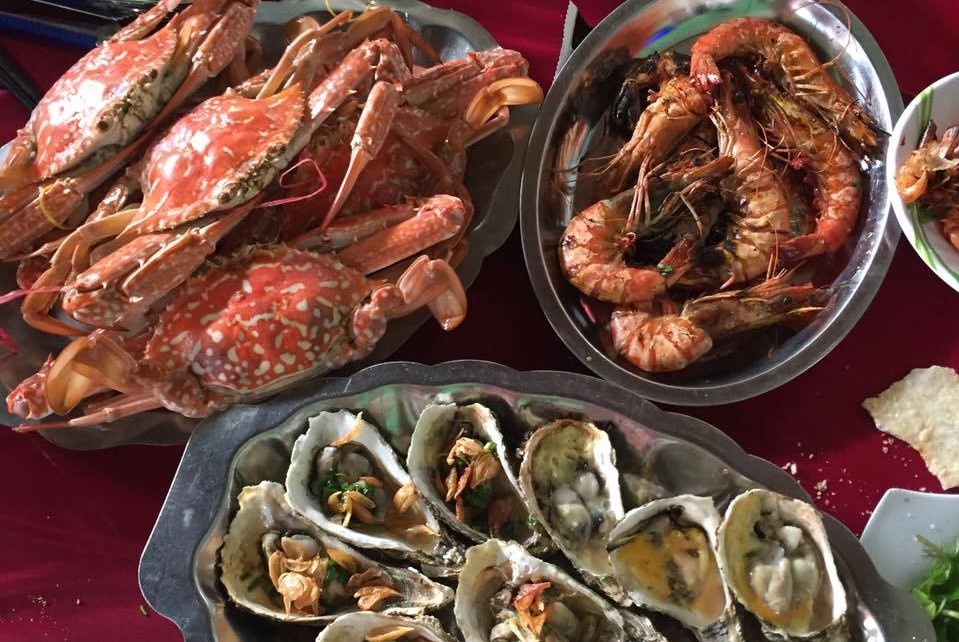 Ghẹ bông, hàu do chính nhà hàng hải sản Hòn Khô: Cù Lao Xanh chế biến