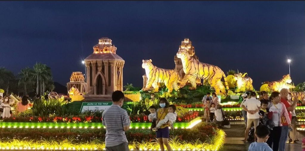 Quảng trường Quy Nhơn vào ban đêm, gần ngay khu phố ẩm thực