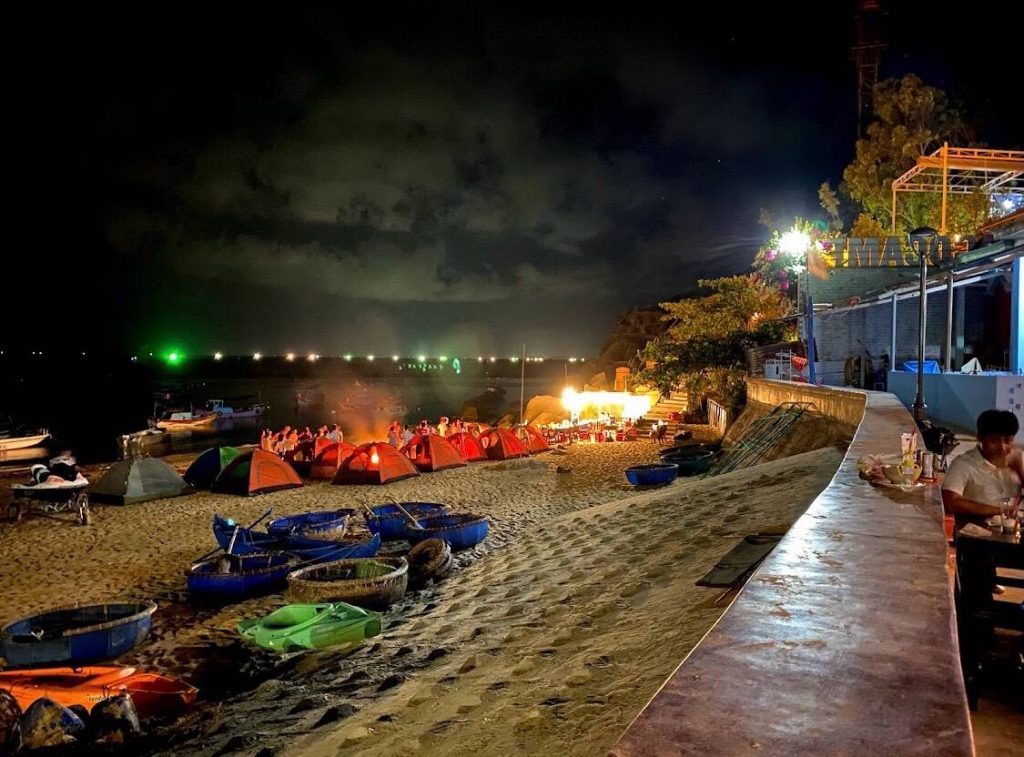 Lửa trại đêm khuya trên bãi biển Hòn Khô, Quy Nhơn