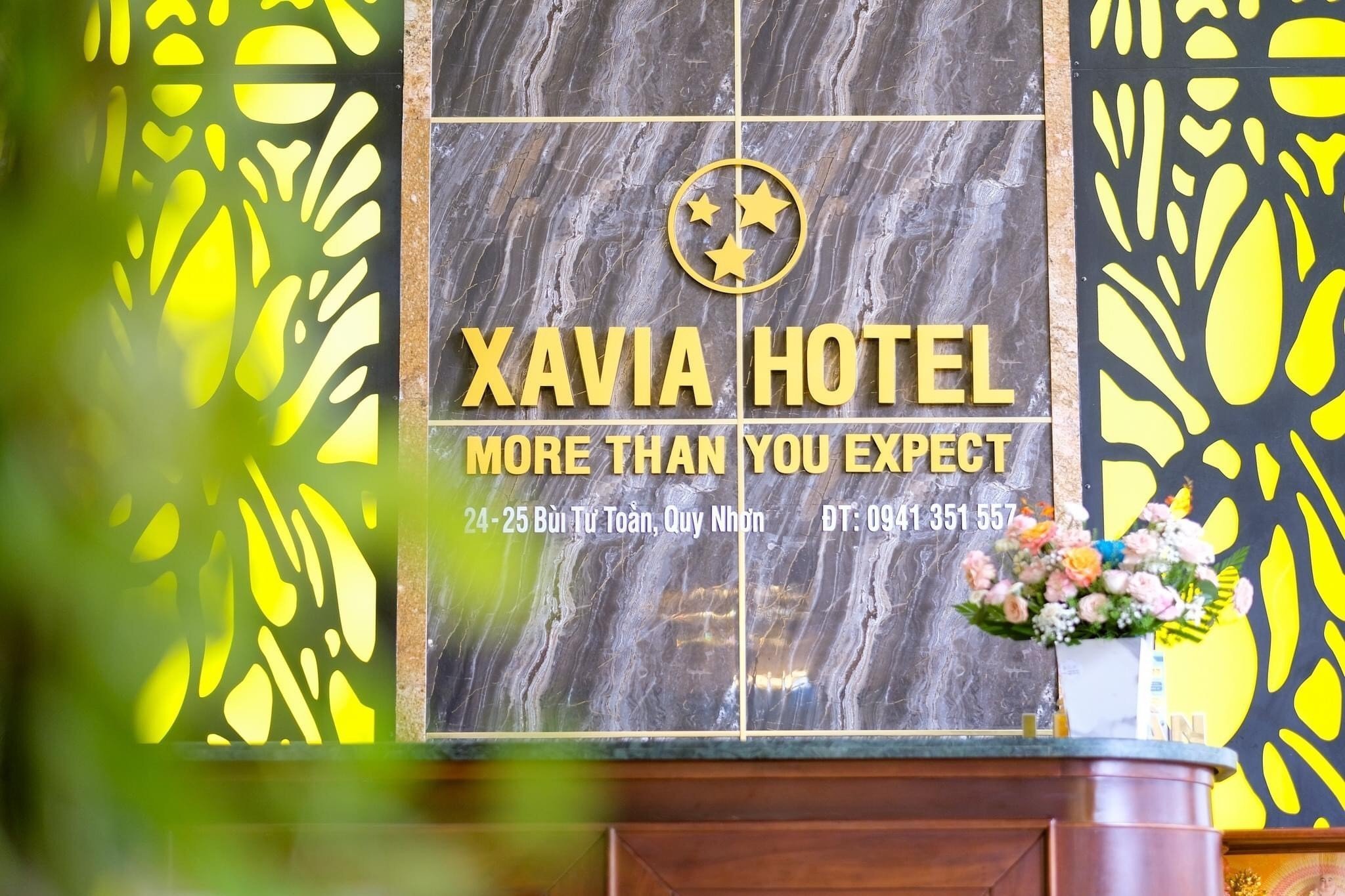 Bảng tên Xavia Hotel